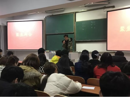 艺术学院观看两会直播