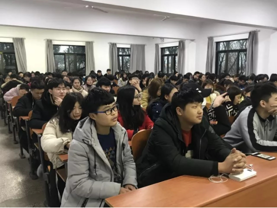 艺术学院观看两会直播